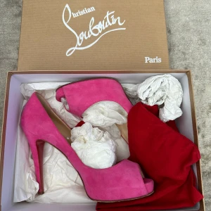 Christian Louboutin - Skit snygga klack skor väldigt bra skick på dem storlek 38/39 Ingen fast pris 