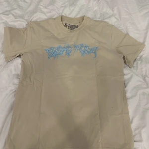 astroworld tröja - använt ett få tal gånger men inte min stil längre.  mått - 46/65