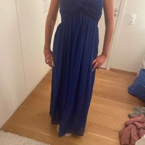 Säljer denna jättefina blå balklänningen i strl M! Den är i jättefint skick, Kontakta för mer information💕