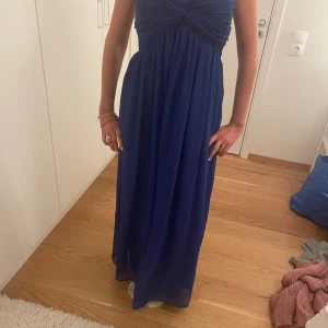 Balklänning - Säljer denna jättefina blå balklänningen i strl M! Den är i jättefint skick, Kontakta för mer information💕