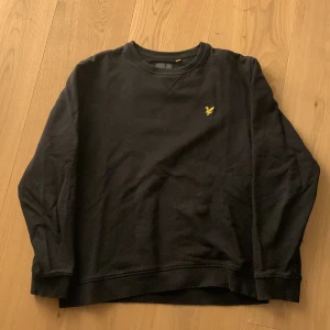 Lyle & Scott Tröja - Tja säljer denna svarta tröja från märket Lyle & Scott. Storlek L men sitter mer som M och nästan till och med S. Priset är 129kr men kan diskuteras. Om de är något så är de bara att skriva och fråga