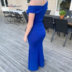 Balklänning - Snygg balklänning från KDK London. Originalpris ca 3500kr och använd endast två gånger. Väldigt lång och stretchig så passar många kroppstyper