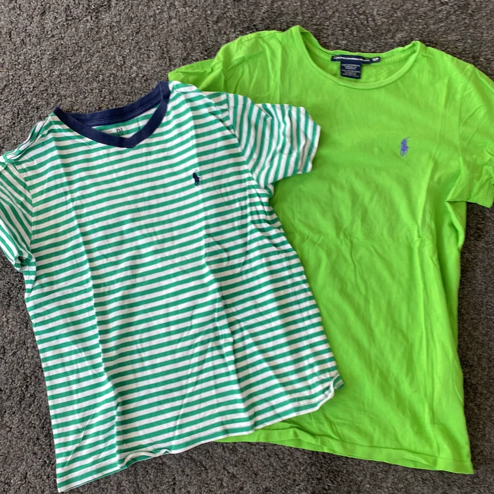 Säljer dessa två Ralph lauren t shirts i storlek 140-152(barn). Där skicket är bra och inga defekter finns. Utgångspris för båda t shirts är 50 kr men priset kan diskuteras.. T-shirts.