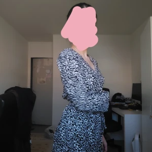 Sthlm stil klänning - Helt ny Zara klänning, oanvänd och med pristagg. Säljer denna prickiga klänning, passar i kategorin Stockholm stil. Storleken är M, den passar mig som är S. Klänningen är v ringat och har ett minibälte vid midjan. Axlarna är lite puffiga. 