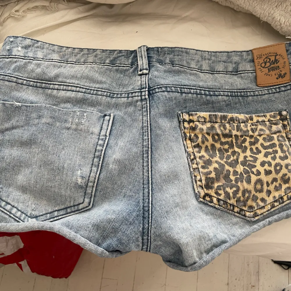 Världens snyggaste jeansshorts med leopardmönster. Perfekt modell också och jättebra skick. Skriv om ni har några frågor💗midjemåttet är ca 44cm. Shorts.