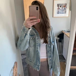 Jeansjacka⭐️🪩 - Super fint skick, knappt använd. Jackan är stor i storleken.💗Perfekt till sommaren☀️☀️