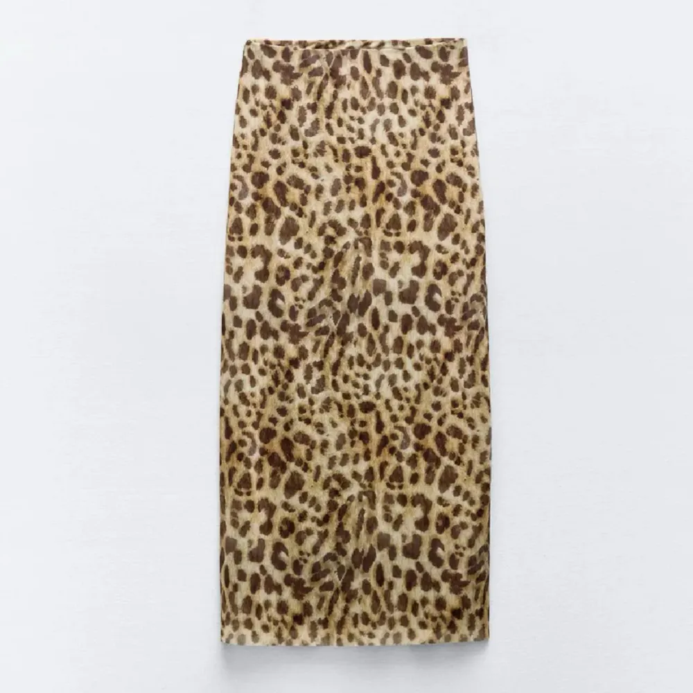 Säljer denna superfina o helt slutsålda leopard kjol från zara! Använd 2 ggr så i nyskick❤️. Kjolar.
