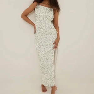 Klänning  - En superfin maxiklänning i storlek 36! Helt oanvänd och lappen sitter kvar! Säljs då den är för liten för mig😢💘