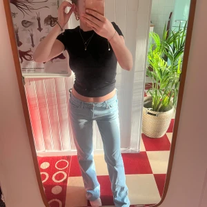 Lågmidjade boomerang jeans  - Säljer mina supersnygga ljusblå boomerang jeans i modellen Ebba i ett superbra skick då de tyvärr inte passar mig bra längre. Funkar att ha som både low och midwaist och de är raka i benen. Nypriset låg på ca 1500 mitt pris går ABSOLUT att pruta ner