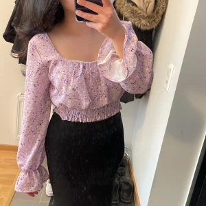 Blus - En kort blus. Den har en foundation fläck på ena armen (se bild 3) men den syns inte eftersom att den smälter in med mönstret.