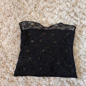 Spets topp  - Superfin spets topp, passar ungefär storlek xxs - xs ❤️ något sliten vid en kant men inget som synd när man har på sig den