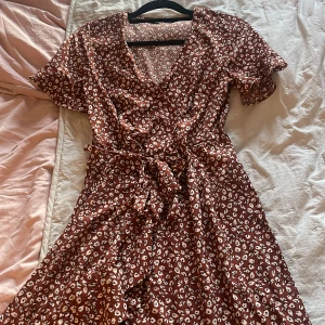 Sommarklänning - Söt sommarklänning som endast är använd 1 gång!