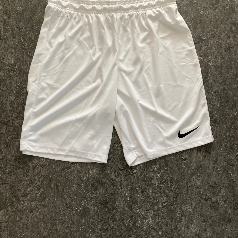 Nike tränings shorts vita i storlek XL. Helt nya utan prislapp!.  Org pris: 209kr. . Shorts.