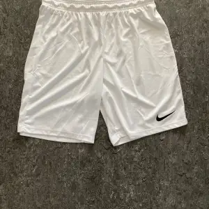 Nike tränings shorts vita i storlek XL. Helt nya utan prislapp!.  Org pris: 209kr. 