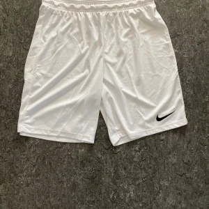 Nike shorts  - Nike tränings shorts vita i storlek XL. Helt nya utan prislapp!.  Org pris: 209kr. 