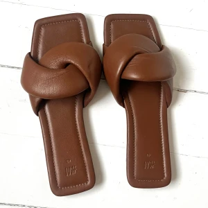 Sandaler H&M - Bruna sandaler i läder från H&M Storlek 40, passar mig som har 39 Köpta förra året. Nypris 499kr I väldigt fint skick bara använda 2 gånger. Kan frakta men köpare står för frakt. Annars hämtas de i Alvik Bromma 😊