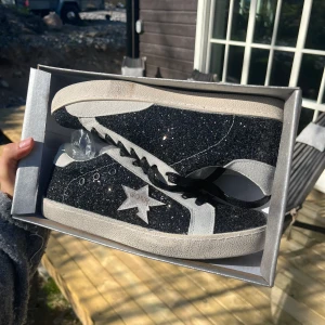 Snygga helt oanvända skor  - Super fina glitter skor,måste tyvärr sälja då dem var förstora men i helt nytt skick och aldrig används utomhus ändrat provade inomhus⭐️