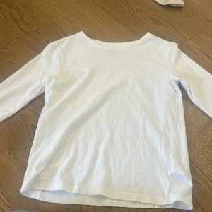 Basic vit tröja ifrån H&M - Inte använd ofta alls. Jätteskönt material och sitter bra