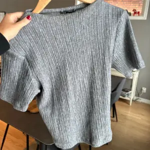 Säljer denna super söta tröjan från zara!!!💕❤️💕 Aldrig använt, sitter som m/s