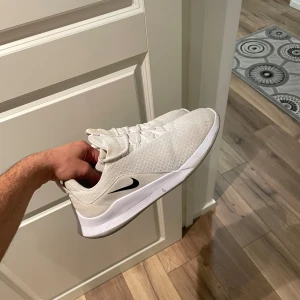 Nike löparskor - Säljes i befintligt skick, se bilder. Skulle ändå säga rätt bra skick med tanke på att de är vita. Självklart kommer de inte vara lika vita som ett par helt nya från butik.