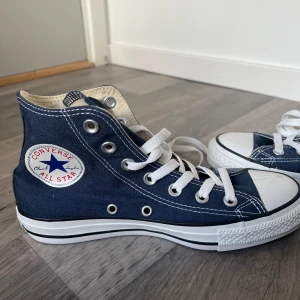 Marinblå Converse  - Använda en gång, mycket fint skick