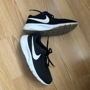 Nike skor - Nikeskor i väldigt bra skick. Storlek 38,5