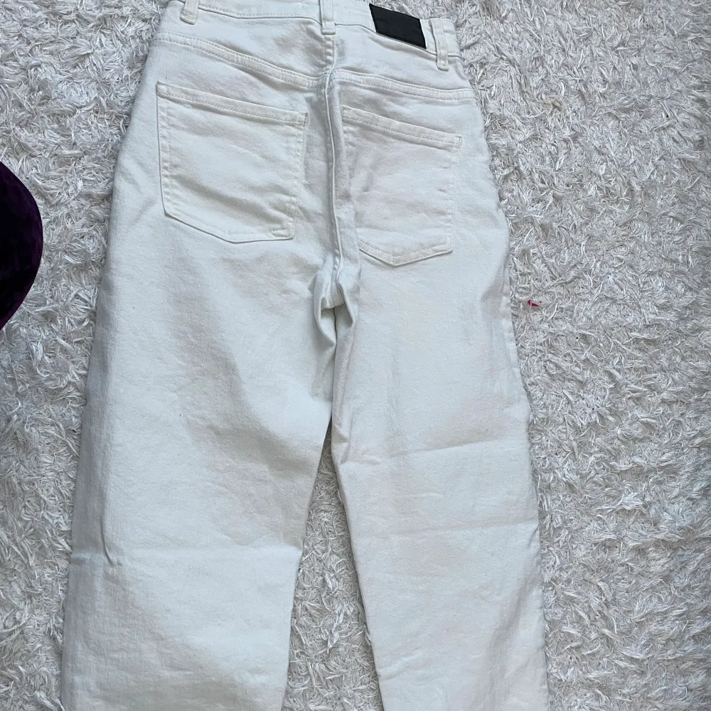 Superfina Gina tricot vita byxor i storlek 32! Jättebra skick.  P.s skriv gärna om du har frågor) . Jeans & Byxor.