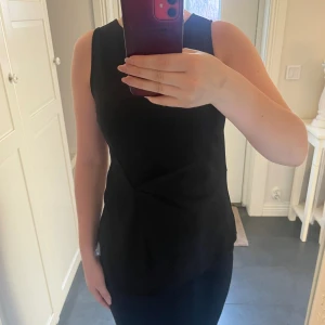 Blus - Säljer denna blusen från BikBok helt ny med prislappen kvar. Aldrig använt. Den har en liten knytning i fram som syns på bilden. Skriv för fler bilder. Nypris 300kr❤️