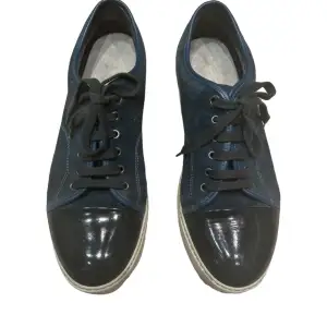 Lanvin skor st 43-44 uk9 färgen blå men svart glans. Ganska använd med mycket kvar att ge skick 7/10