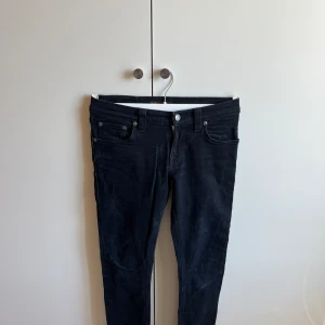 Nudie jeans - Hej! Säljer nu dessa feta nudie jeans i storlek 27-32 som passar dig om du är 170-175 cm lång  | skick 8/10 inga defekter | pris nu endast 279kr ny pris 1199kr | Inga bilder då jag bär dom då dom är för små för mig, fråga vid minsta funderingar🤩⭐️
