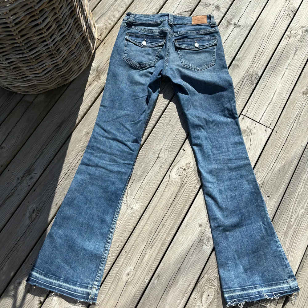 Lågmidjade jeans från Gina Tricot i storlek 36. Jag har sprätt upp sömnen längst ner på byxorna för att göra benen längre (se bild 3) . Jeans & Byxor.