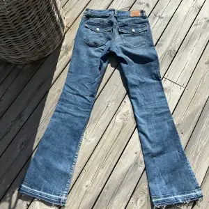 Lågmidjade jeans från Gina Tricot i storlek 36. Jag har sprätt upp sömnen längst ner på byxorna för att göra benen längre (se bild 3) 