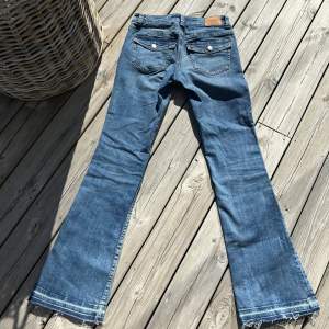 Lågmidjade jeans från Gina Tricot i storlek 36. Jag har sprätt upp sömnen längst ner på byxorna för att göra benen längre (se bild 3) 