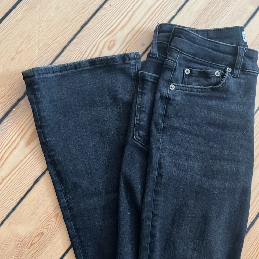 Säljer mina skit snygga svarta utsvängda jeans från Zara som inte finns kvar på hemsidan Säljer pga lite för stora för mig Lite slitna längst ner därav priset, kom privat för fler bilder eller frågor🥰🥰. Jeans & Byxor.