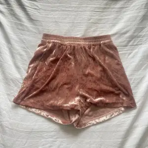 Rosa shorts i sammet