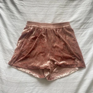 Sammets shorts - Rosa shorts i sammet