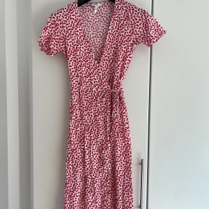 Klänning från .object  - Vit/röd omlottklänning från Object. Storlek 34. Använd 2 gånger, väldigt bra skick. 