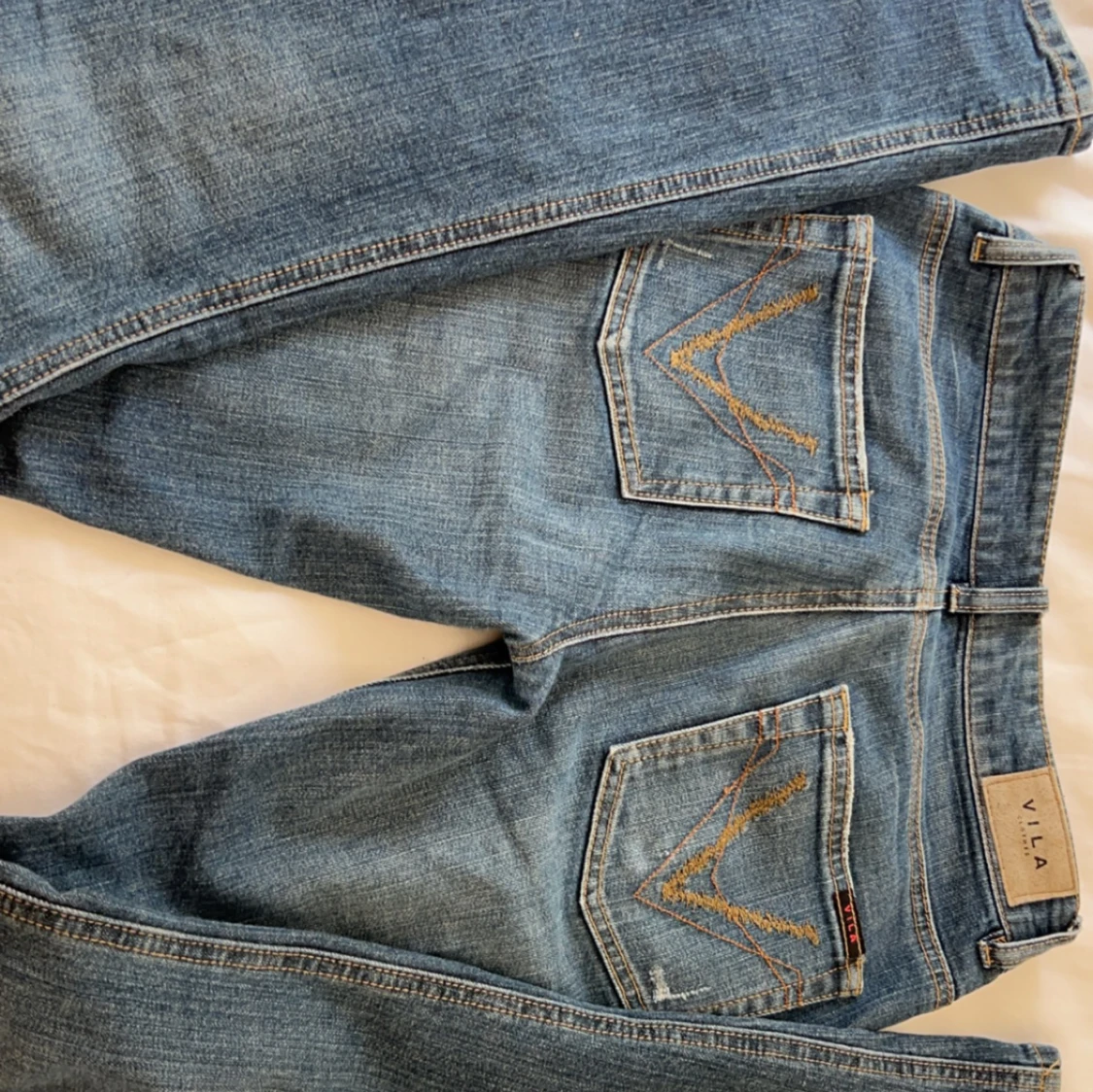 Säljer dessa super snygga jeans från Vila, köpta här från Plick samt bara använda ett fåtal gånger🫶🏻 köpta för 600kr🌸 - 90