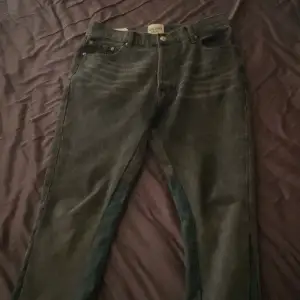 Säljer mina charcoal black flared jeans. Har haft dom i cirka 1 år, men är fortfarande i bra skick och säljer eftersom jag behöver pengar.