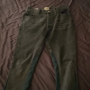Gallery dept Flared jeans - Säljer mina charcoal black flared jeans. Har haft dom i cirka 1 år, men är fortfarande i bra skick och säljer eftersom jag behöver pengar.