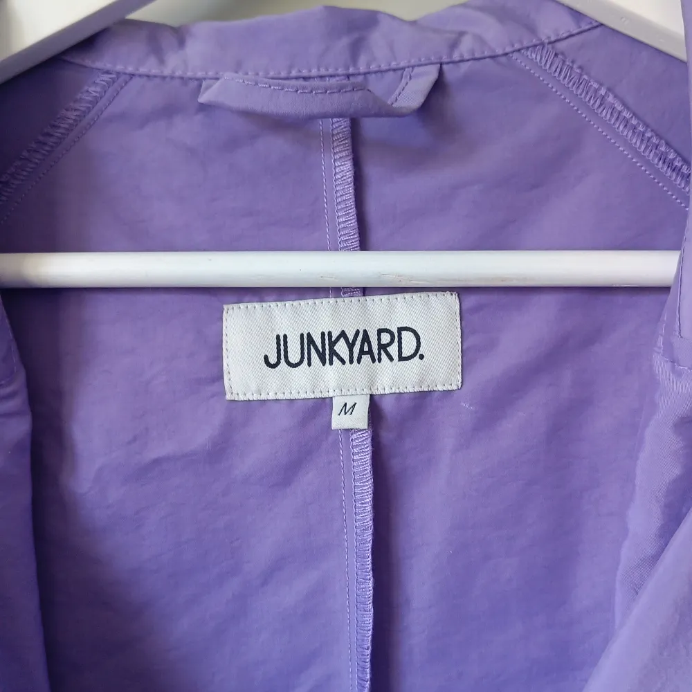 Cool oversized coat from junkyard with tie belt at the waist . Jackor.