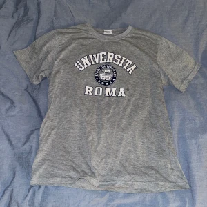 college t-shirt - T-shirt med tryck köpt från Myrorna för något år sedan, kommer ej till användning mer 💞 Storlek L, men passar både M och S skulle jag säga 