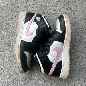 Air Jordan 1 Mid  - Säljer då jag inte använder skorna längre! De är i väldigt bra skick och är sköna vardagsskor.💗 *Det enda negativa är att skorna är lite creaseade.  På bilderna ser skorna lite smutsiga ut, men det går absolut lösa med bara vatten!😄 
