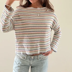 Stickadtröja - Jättegullig stickad tröja från pull&bear, perfekt till en sommarkväll, strl S. Aldrig använd!!