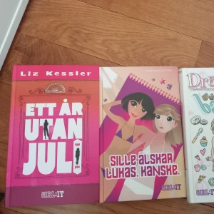 Girl:it böcker  - 3 girl:it publicerade böcker. Alla för 300kr.  Tar swish eller kontant.  Upphämtning eller möte.   
