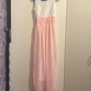 En fin rosa sommarklänning  - Har aldrig använt fick den av min moster  Den är ganska lång typ 160 skulle passa i dom 