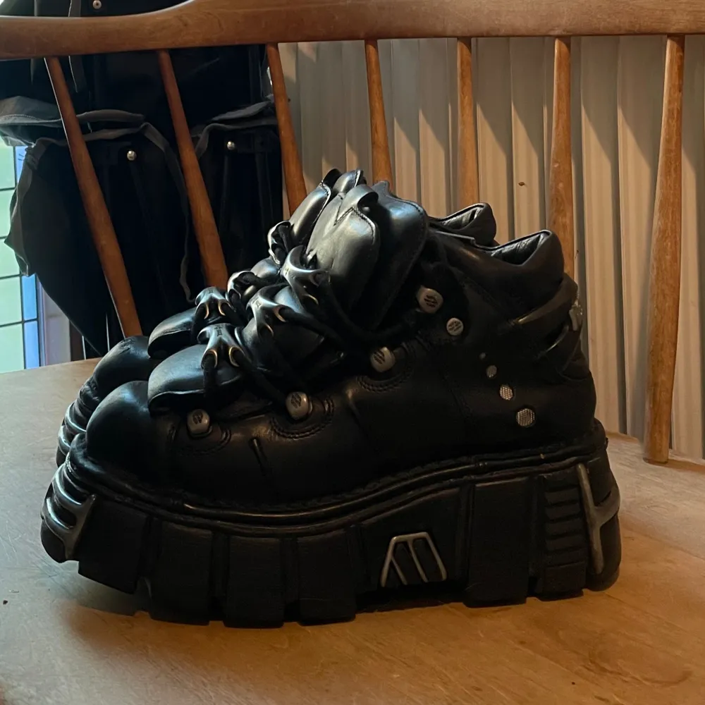 Säljer ett par Newrock Ankle boot black tower M-106-S1 skor i storlek 38! De är i mycket fint skick har knappt använt utan främst testat, då jag märkte att de är för små därav varför jag säljer! . Skor.