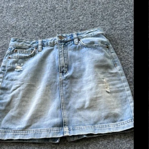 Jeans kjol  - Jeans kjol i storlek 36(?) tillsalu