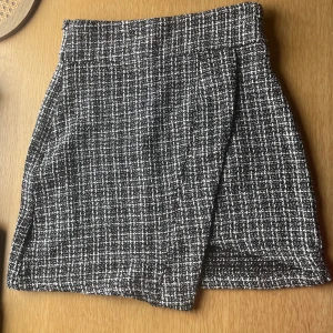 Rutig minikjol - Så himla fin rutig svart minikjol, passar tyvärr inte mig🌸