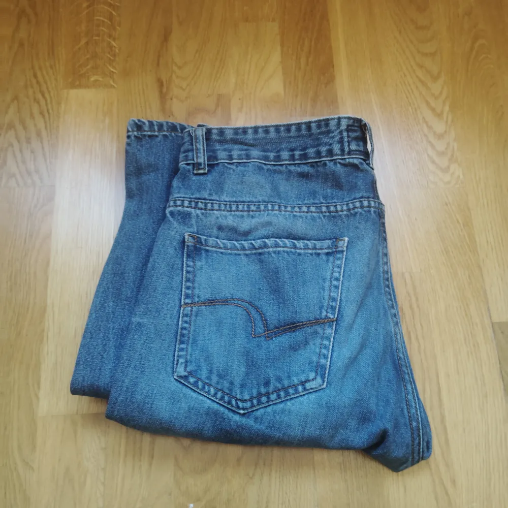 Säljer mina gamla jeans från märket Lee Cooper i storlek W34. Säljer de för att de är för små. De är i väldigt bra skick utan några fläckar.. Jeans & Byxor.
